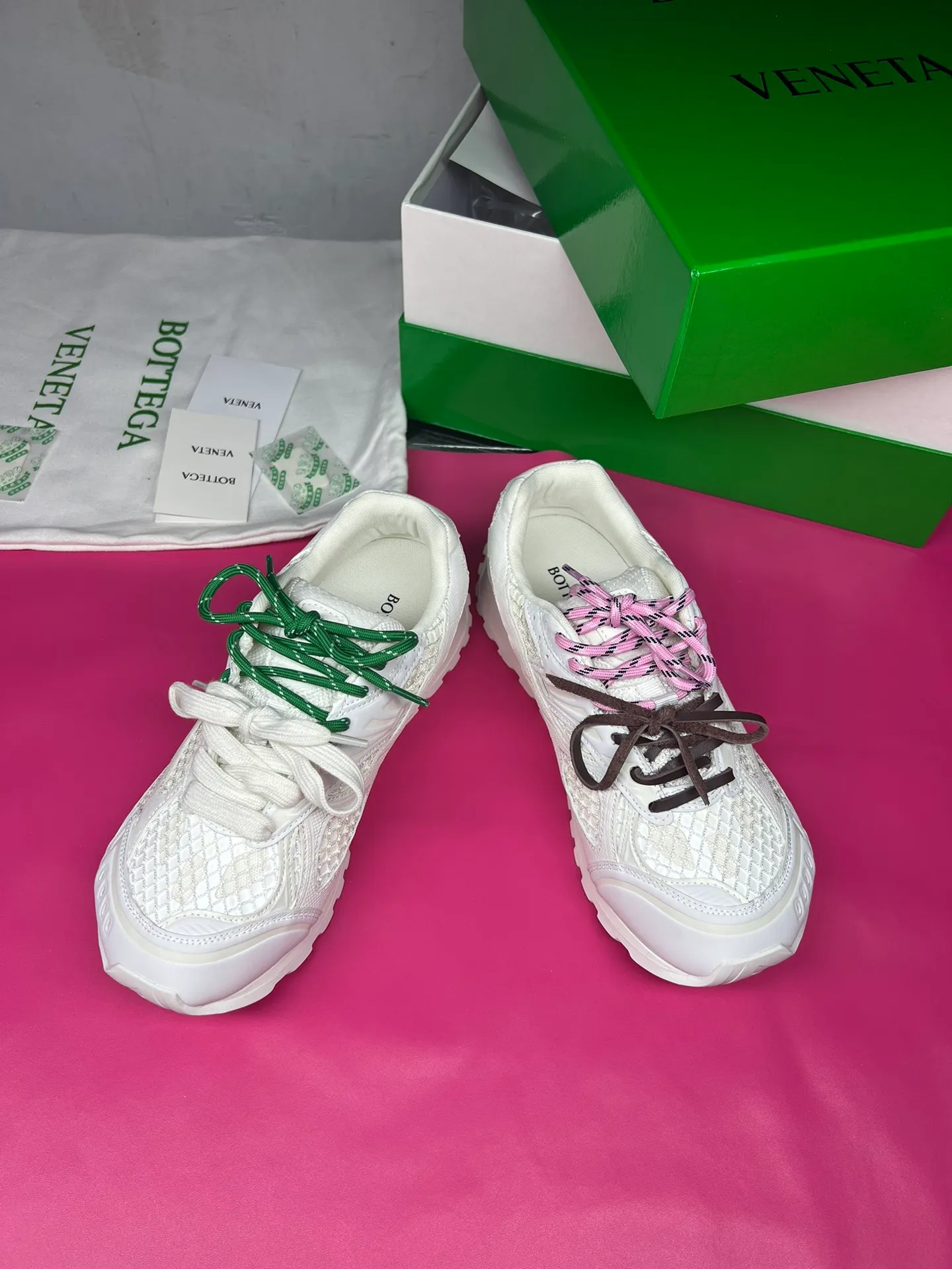 👟👟Ex-factory price 600👟👟 Men's size +10 Real photos 🔥🔥BV Orbit sneakers Wang Yibo's same style couple's dad shoes Runner sneakers, made of lightweight technical mesh fabric. Matched with geometric pattern designed rubber outsole, Wang Zha series high version. Look for the package technology. It is actually a lot taller, but the legs are still slim. Very nice, playable and durable. Matched to the standard💯 Package shoe technology. Look for the high version. The outsole is made of color-blocked TPU outsole. Women's model 35 36 37 38 39 40 41 42 (40 41 42 43 44 45 customized) (Customer logo can be accepted without refund or exchange at a favorable price) Equipped with original packaging
